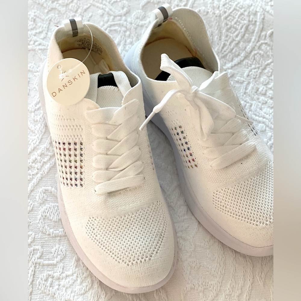 Daskin NWT white lightweight sneakers 6.5